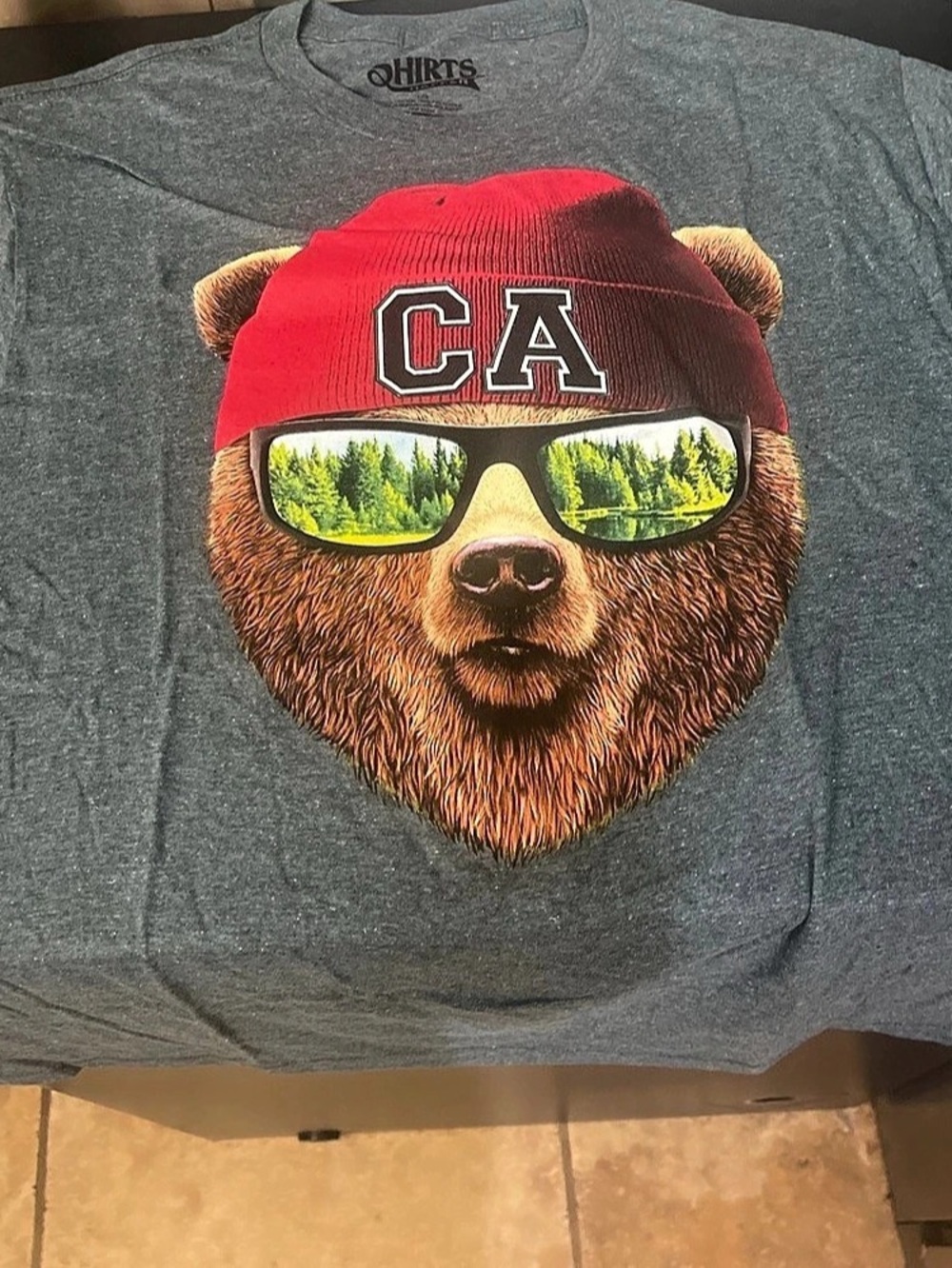 Q-Shirts Happen Graphic Bear Tee in Gray & Red Size Large Like New